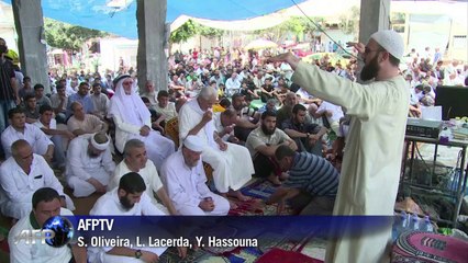 Palestinos rezam em mesquita destruída