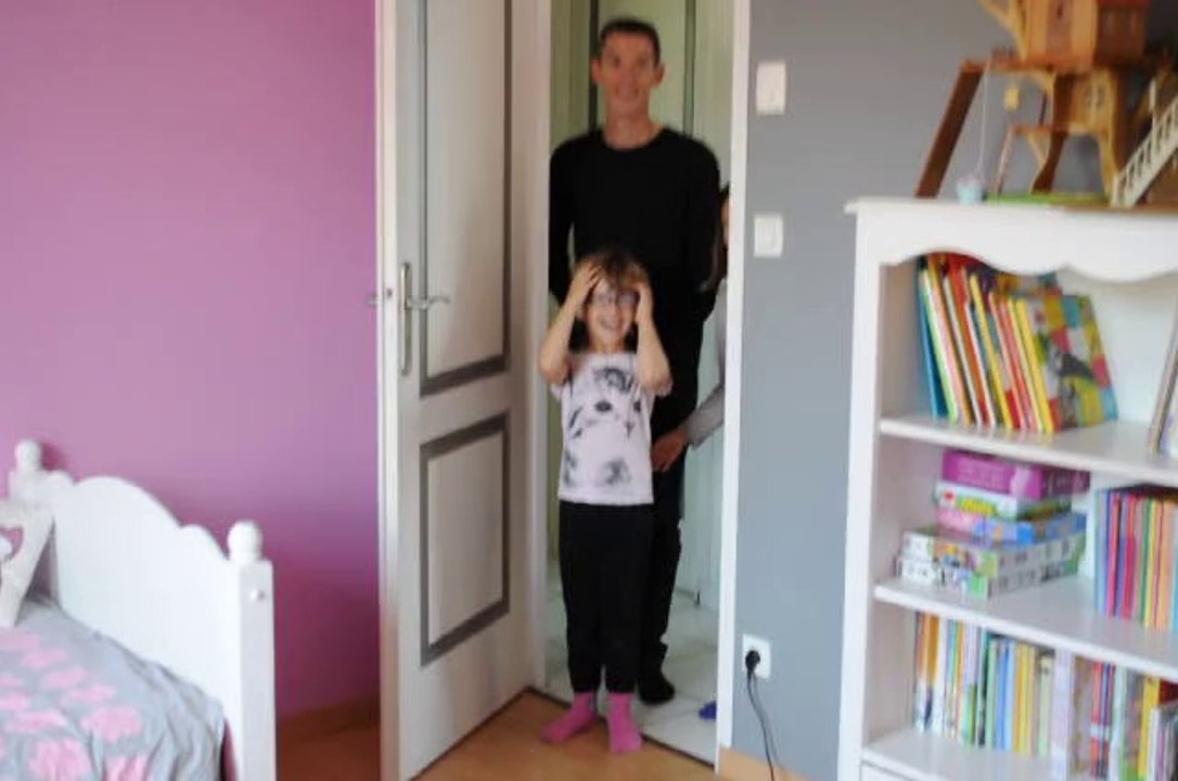 Lou découvre sa nouvelle chambre