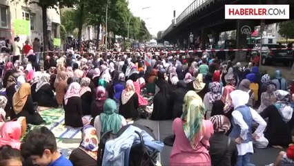 Mevlana Camisi'ndeki yangına dikkat çekmek için caddede cuma namazı kıldılar -