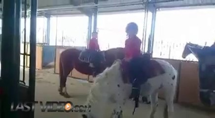 Çocuğun ata binme tekniği