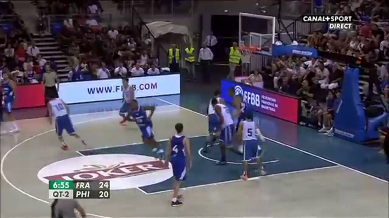 Rudy Gobert fait quitter son short au défenseur et écrase un gros dunk