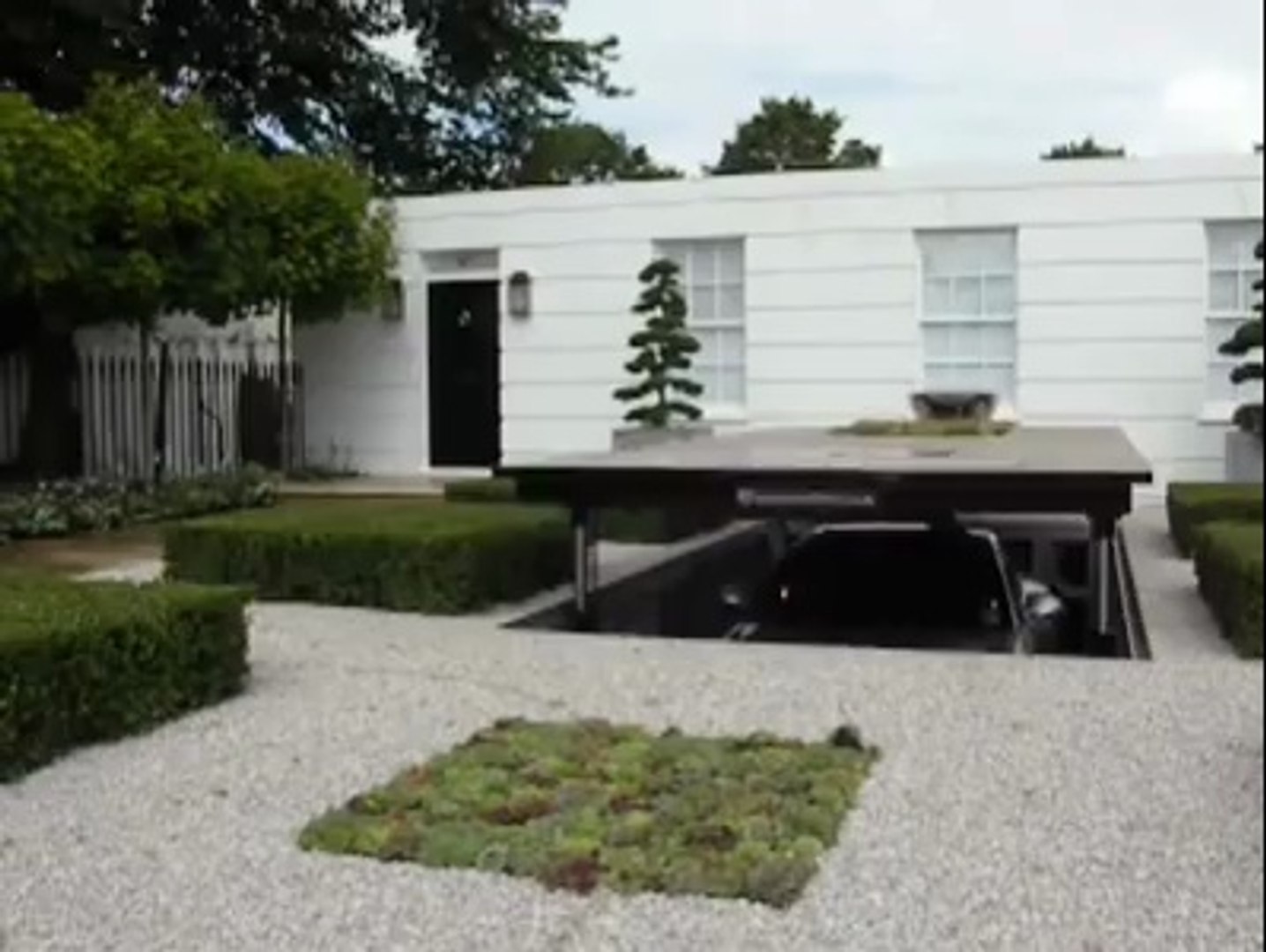 ⁣James Bond Garage
