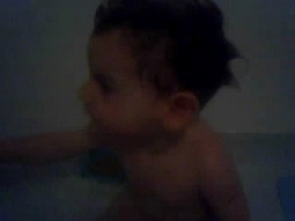 Re nina dans son bain vidéo
