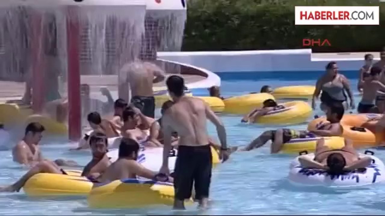 Sıcaktan Bunalanlar İzmir Balçova'da Bulunan Aqua Park'ta Serinledi