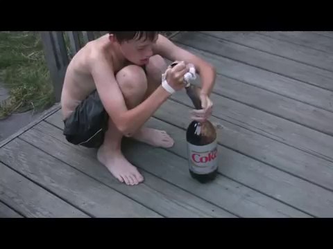 L'expérience folle : il saute dans une piscine de coca, vêtu de mentos !
