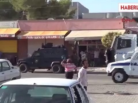 Şanlıurfa'nın Akçakale İlçesi'nde Bir Grup, Elektrik Kesintilerini Protesto Etmek İçin İlçe...