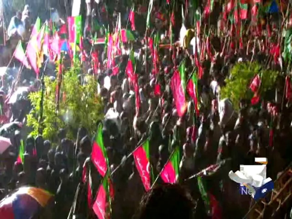 Imran leaves for his Bani Gali residence in Islamabad after his speech-Geo Reports-16 Aug 2014