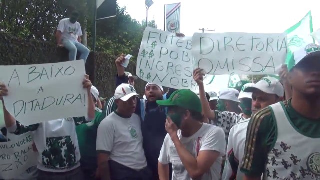 Torcida do Palmeiras vai até CT protestar contra diretoria