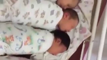 Açlıktan yanındaki bebeği emen bebek