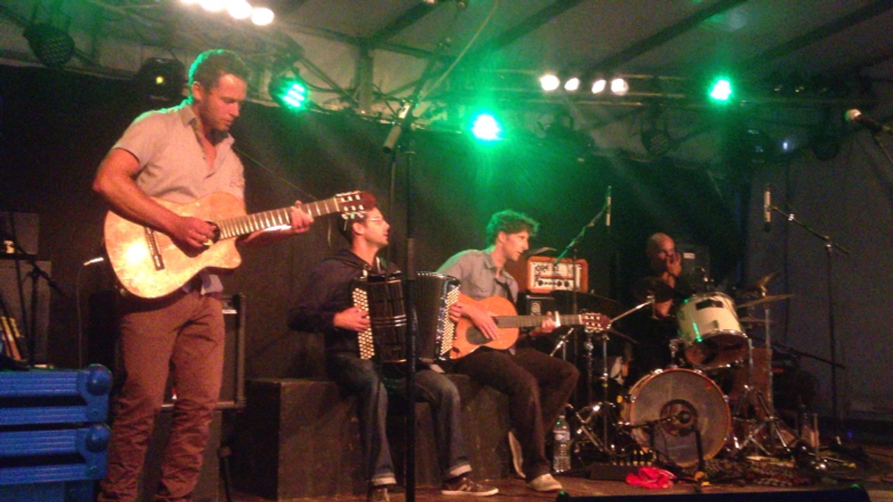 Les P'tits Yeux sur la scène du Boeuf Rigoooo