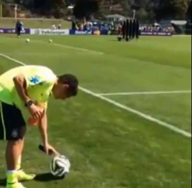 ►Wow! Neymar scores from behind the goal during training