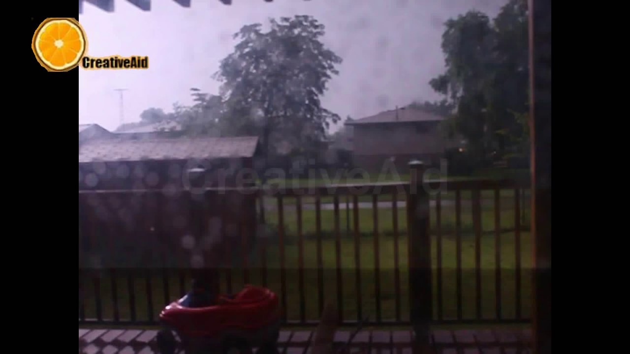 اعصار هائل في الليل