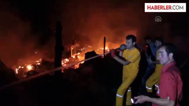 3 ev, 3 ahır ve bir samanlık yandı -