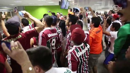Torcida do Flu provoca o Botafogo em desembarque