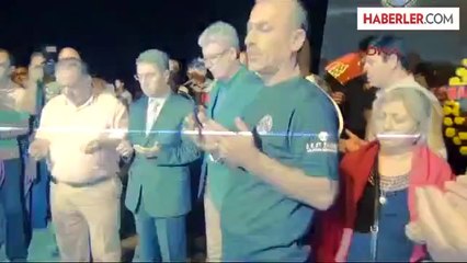 Saat 03.02'de Denize Kırmızı Karanfil