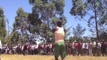 Des Kenyans font du saut en hauteur à 2m sans tapis