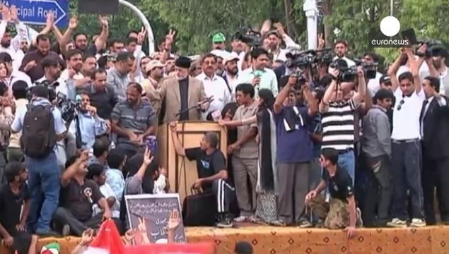 Pakistan: i manifestanti decisi a mettere il premier Sharif con le spalle al muro