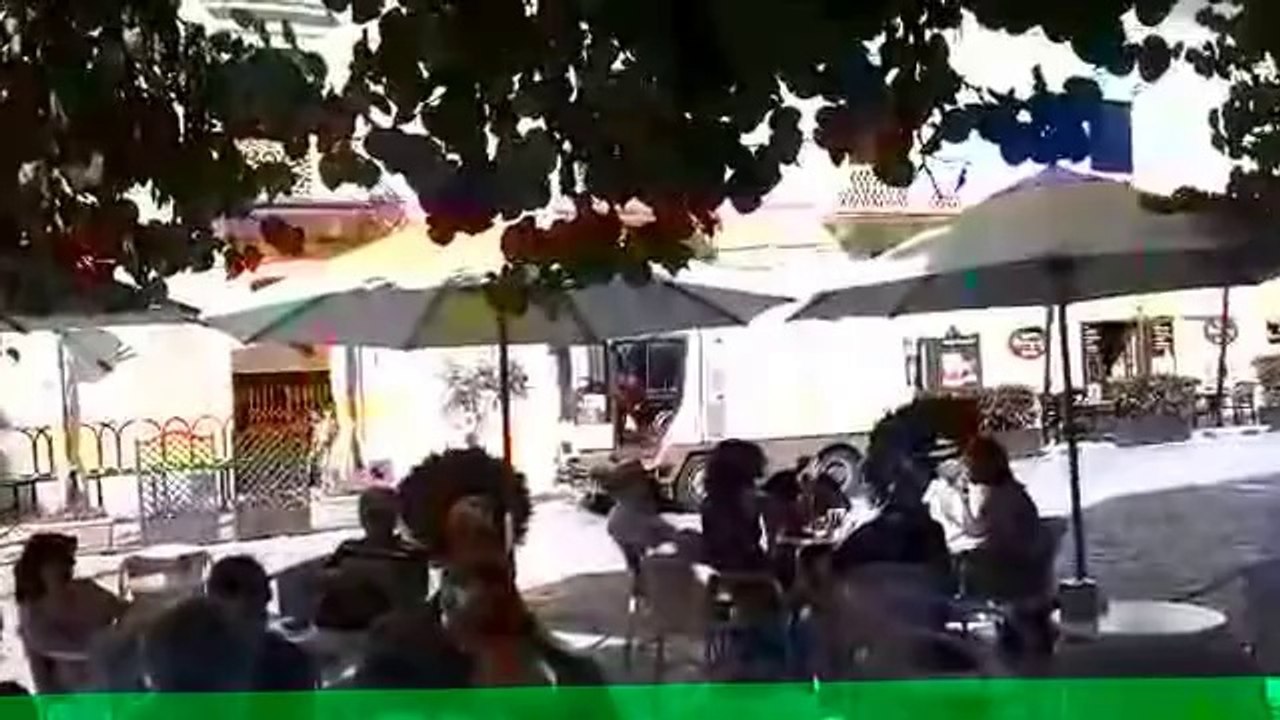 pulizia della piazza con i turisti ai tavolini