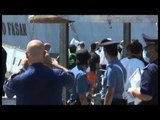 Napoli - Sbarco di immigrati al porto (15.08.14)