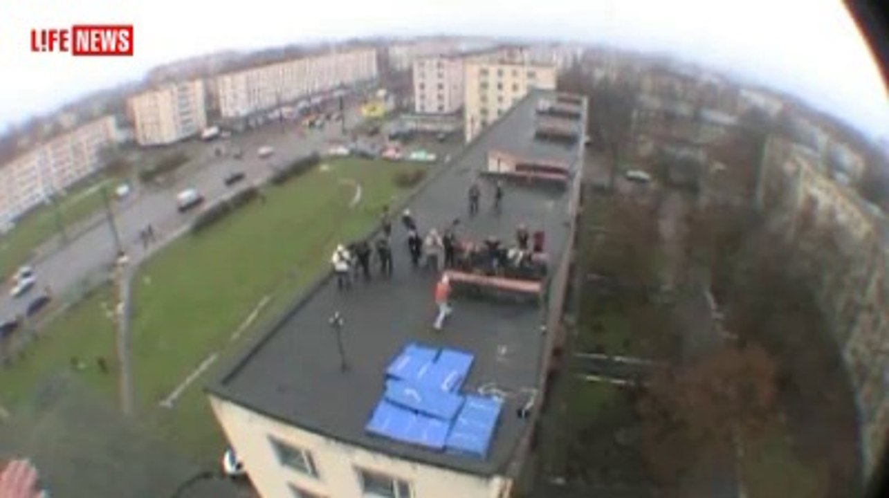 Saut de l'extreme du haut d'un toit