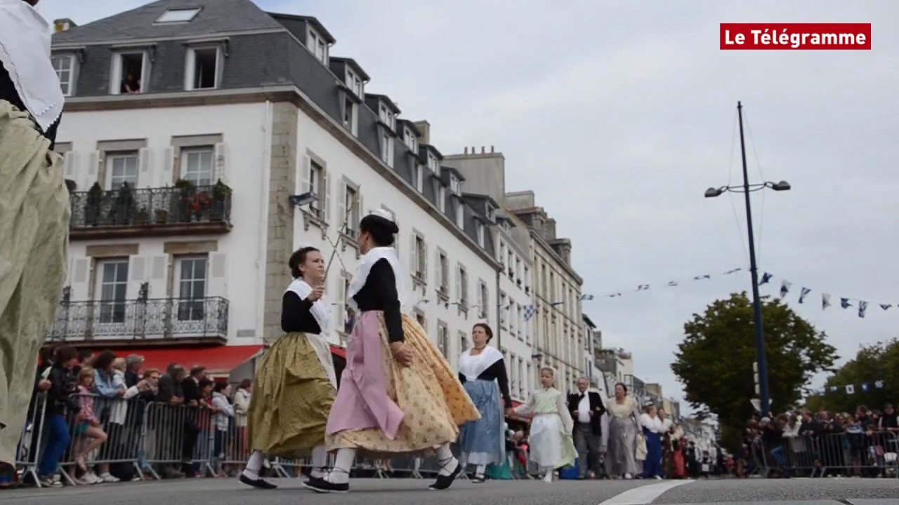 Concarneau. Filets Bleus : le départ du grand défilé