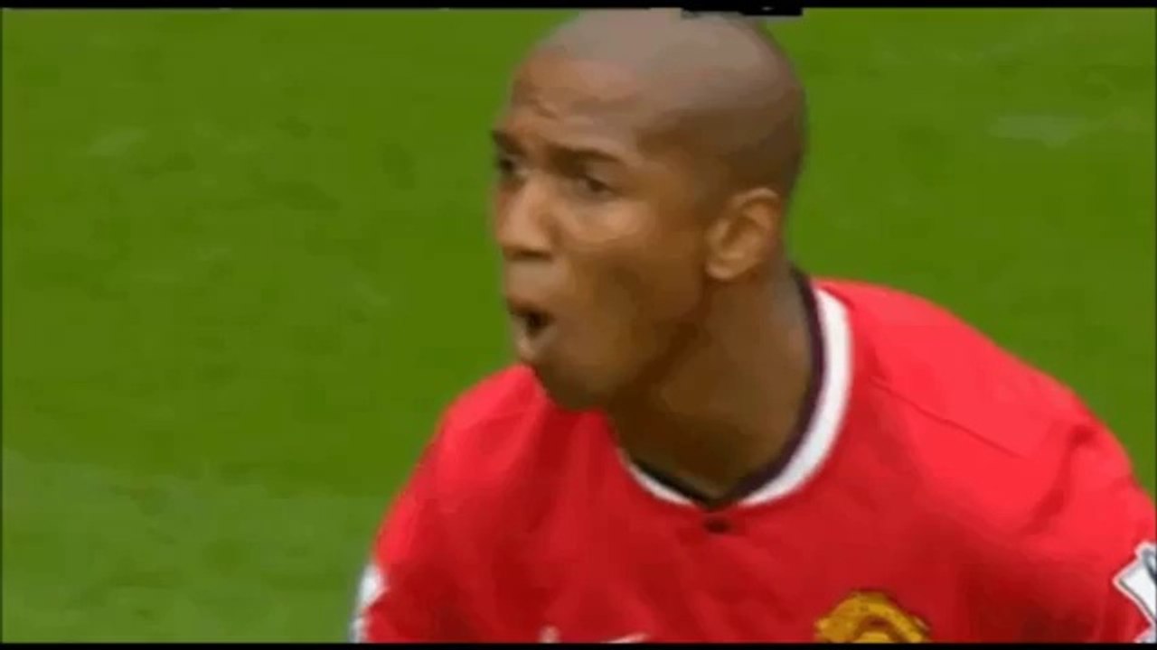 Un footballeur se mange une fiente de pigeon en plein dans la bouche !