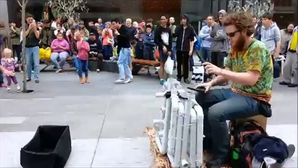 Cet artiste fait de la musique avec des tongues et des tubes en plastique