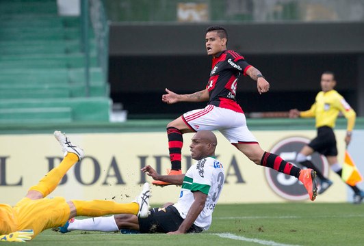 Flamengo vence Coritiba fora de casa e sai do Z4