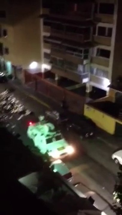 GNB en Chacao-caracas chocando autos de vecinos 05-03-2014
