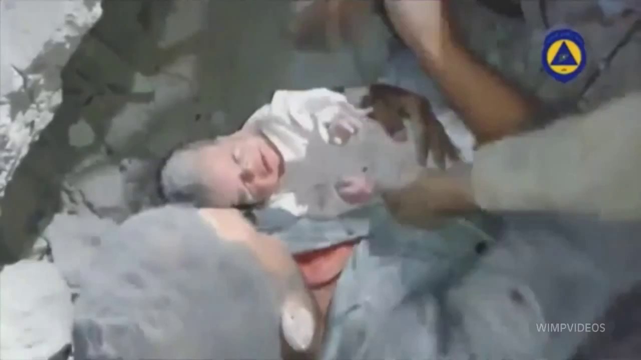 He saves a baby covered with dust 16 hours after a bomb attack