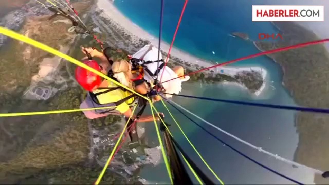 Gelinlik ve Damatlıkla Yamaç Paraşütü