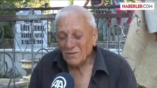 Vefat eden eşnin mezarı başından yalnızlıktan korkar diye ayrılmıyor -