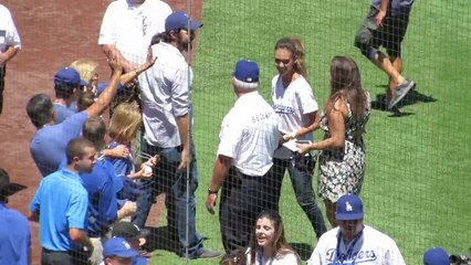 Baseball : Jessica Alba effectue le premier lancer des Dodgers