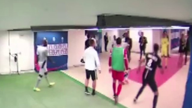 Brandao met un coup de tête à Thiago Motta