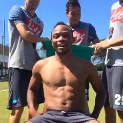 Zuniga aceita desafio de Neymar e toma banho de gelo