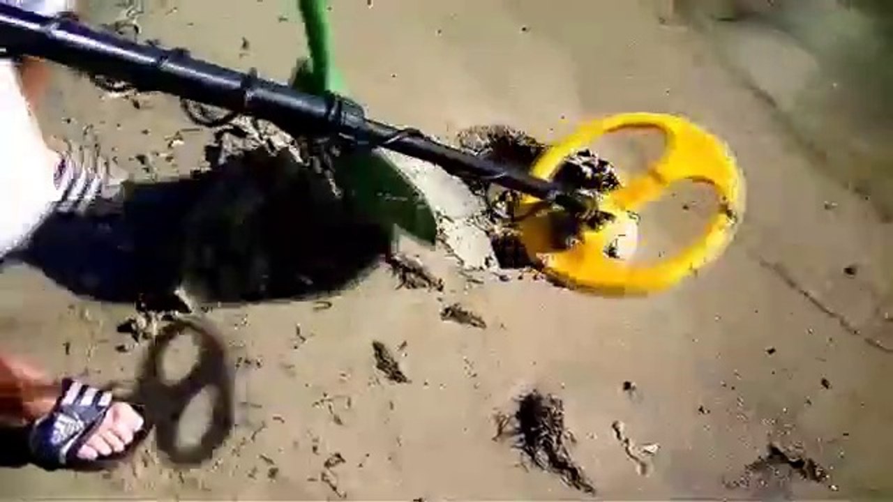 GOLD ON THE BEACH.(We show you exactly where the heavier gold items can be found)