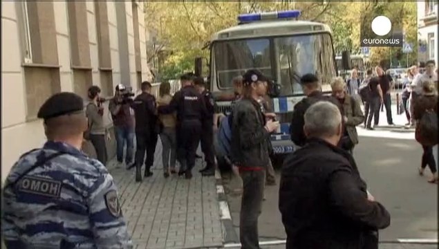 Russia: police arrest protesters as court jails anti-Putin activists