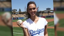 Jessica Alba wirft den ersten Ball für die Los Angeles Dodgers