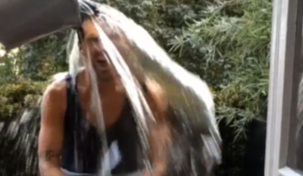 Cesc Fabegas Takes On The ALS 'Ice Bucket Challenge' !!