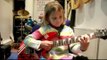 niña prodigio tocando la guitarra