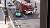 Un automobiliste bloque les pompiers à un feu.