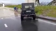 Noyer sa jeep dans une inondation : FAIL. Non ça passait pas!