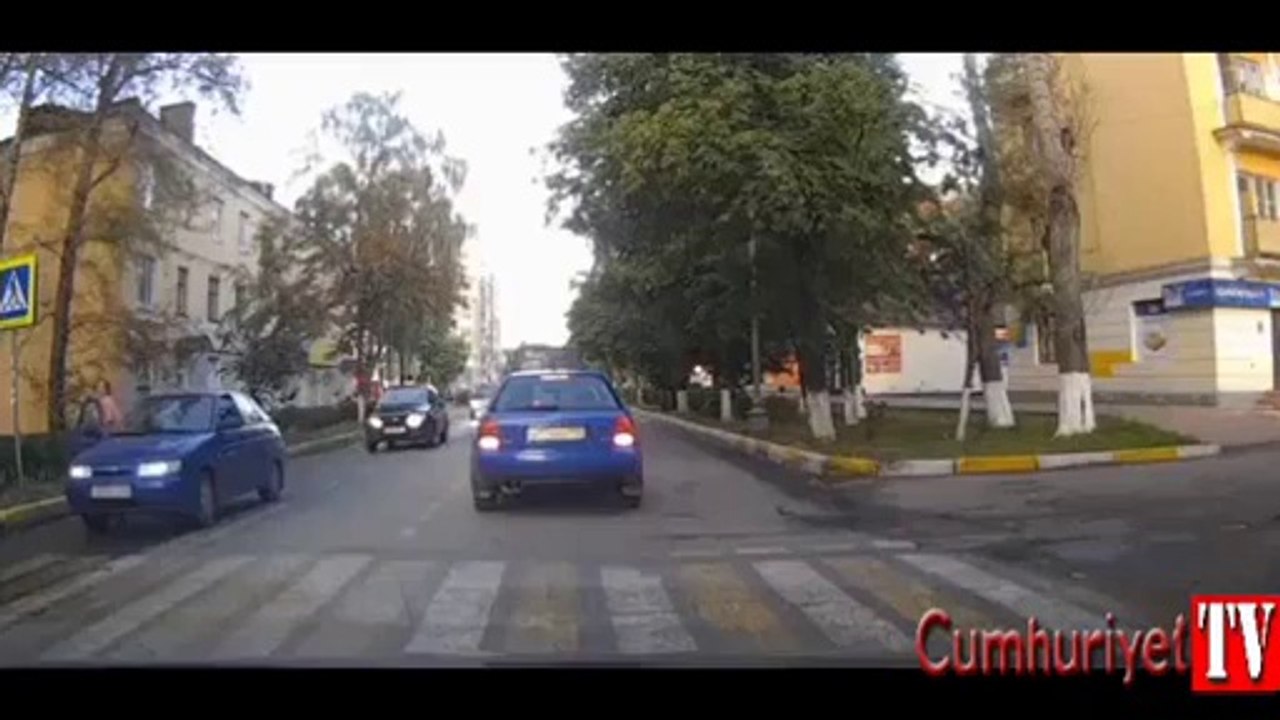 Feci kaza kamerada: Motosiklet sürücüsünün iki çocuğa çarpma anı