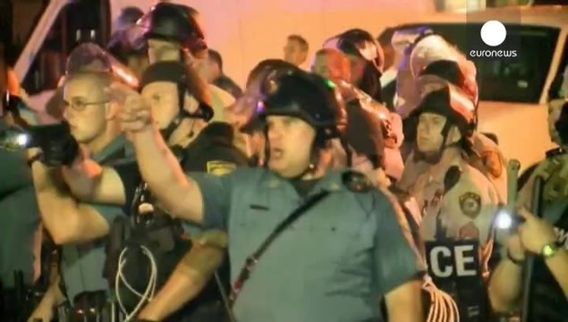 Ancora scontri e violenze a Ferguson, Missouri. Obama fa appello alla calma