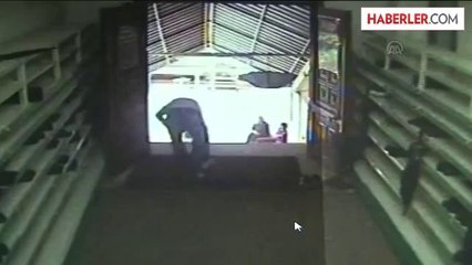 Camiden ayakkabı hırsızlığı güvenlik kamerasında -