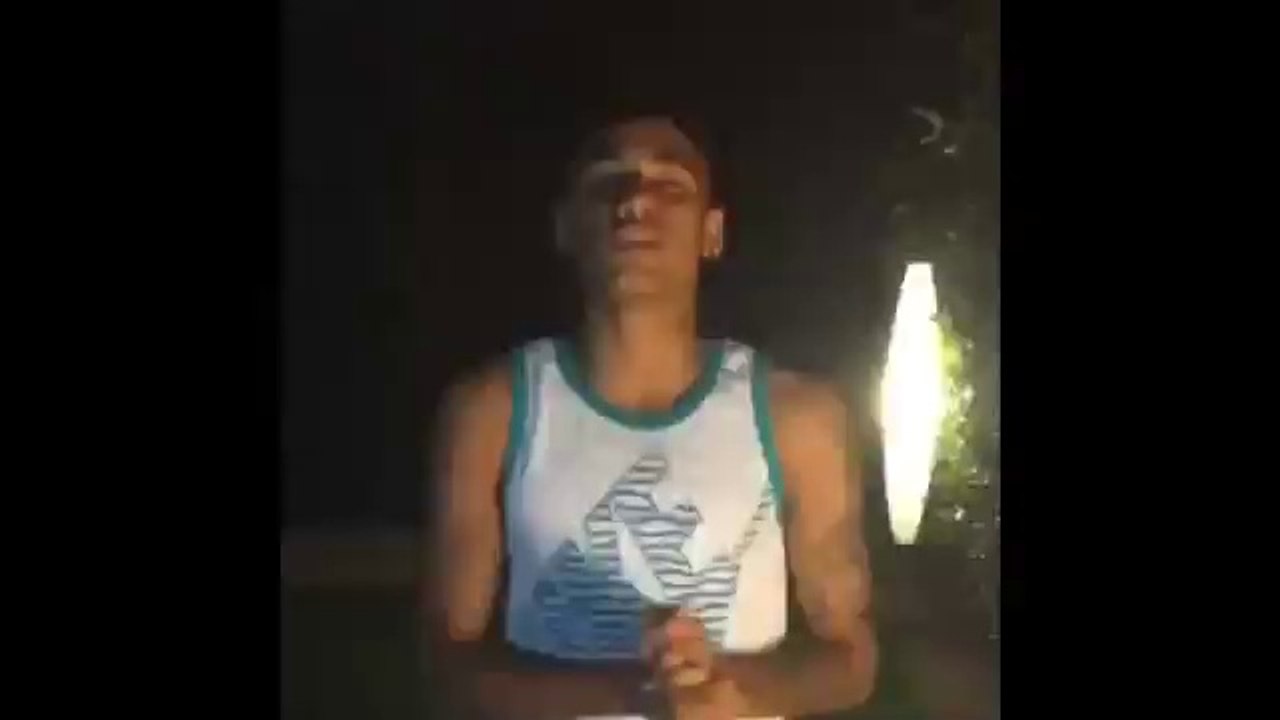 Neymar acepta el reto y se lanza agua fría