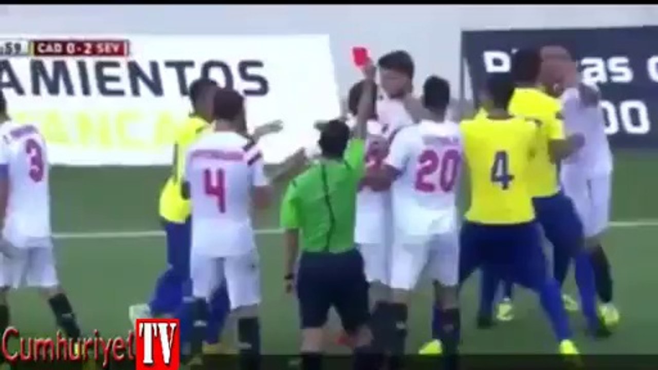 Rakibine böyle kafa attı