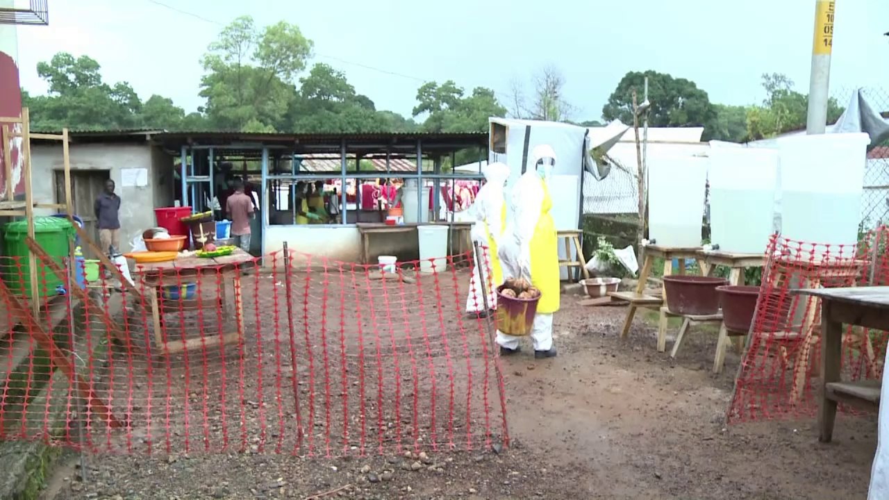 Ebola-Epidemie -  Helfer riskieren ihr Leben