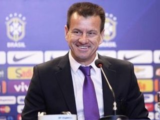Dunga anuncia lista recheada de jogadores que atuam no Brasil