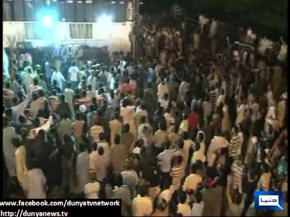 Dunya News - Imran Khan tells marchers to follow him into Red Zone (RAW FOOTAGE)